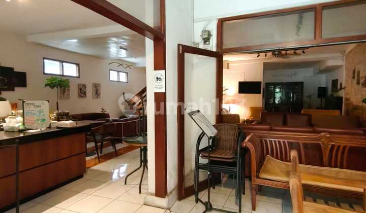 TERWORTH IT! A suitable house for business and high traffic on Riau Street, Bandung's main road.