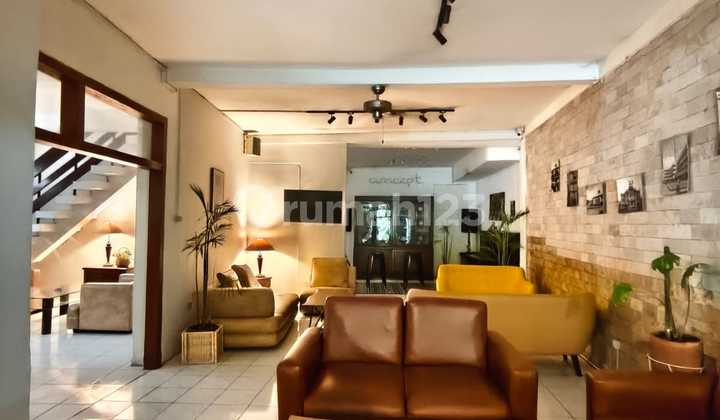 TERWORTH IT ! Rumah yang cocok dijadikan tempat usaha dan high trafic di Mainroad Jalan Riau Bandung 2