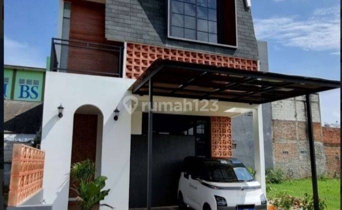 Rumah Modern Tropis 2 lantai + Rooftop dekat Tol di Cibubur  1