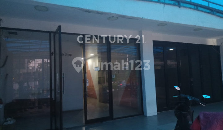 For Rent: Strategic Linked Shophouse in Kelapa Gading