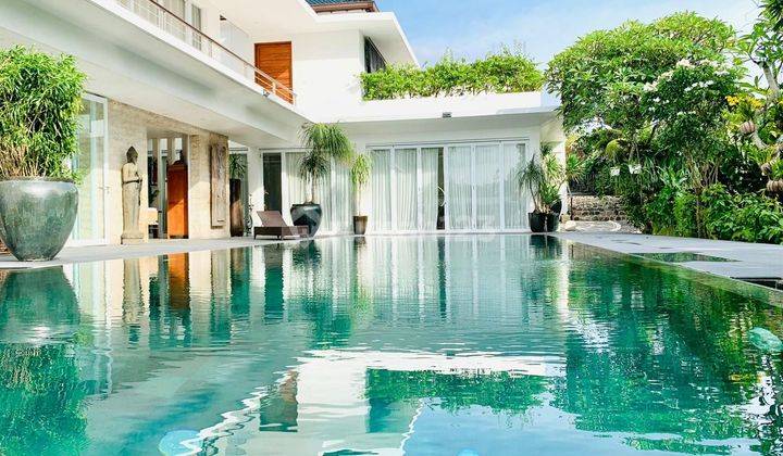 Private Luxury Villa Six Bedrooms Tumbakbayuh Pererenan Bali 1