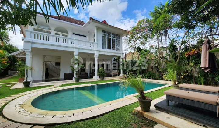 Luxury Classical Villa Batubelig Seminyak Bali