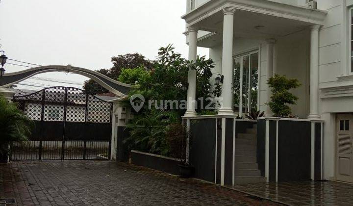 For Rent/ For Sale Rumah Baru 3 Lantai 2 Unit Un Furnish & Semi Furnish Private Pool Ampera 