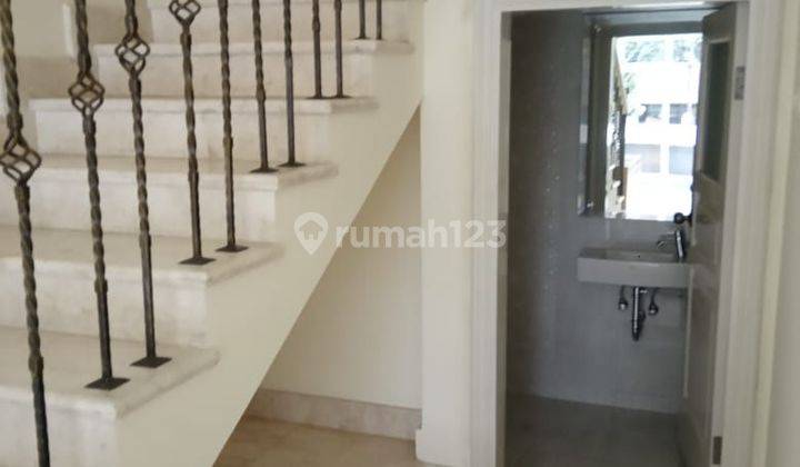 For Rent/ For Sale Rumah Baru 3 Lantai 2 Unit Un Furnish & Semi Furnish Private Pool Ampera 