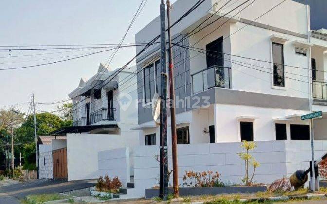 Rumah Pinggir Jalan Dekat ke Stasiun Senen Jakarta Pusat 1