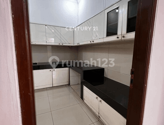 Comfortable Ready-to-Occupy Strategic House in Taman Sakura Complex, Bandung 2