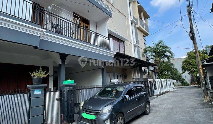 Dijual rumah 2 lantai full bangunan
di Galaxy Bekasi selatan
 1