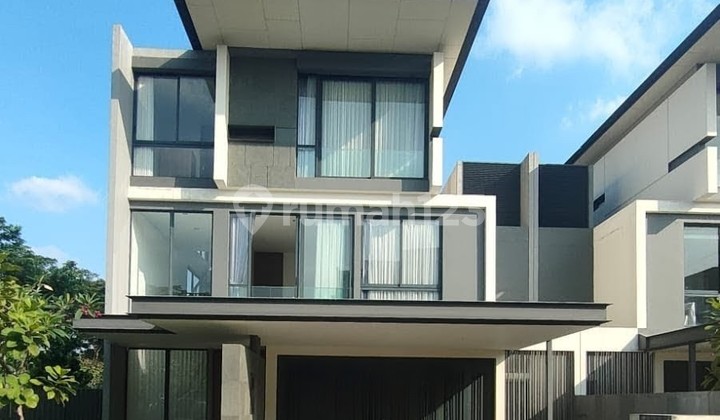 Luxury House in the Premium Cluster Lyndon Area at Navapark BSD