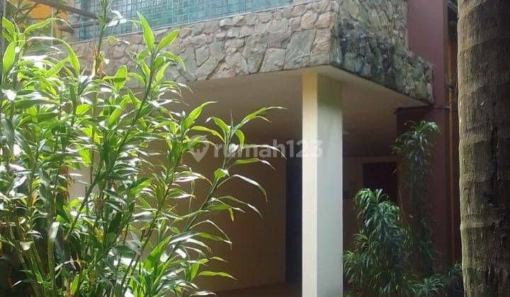 Rumah Dijual Siap Huni Dalam Cluster Di Kemang Fasilitas Private Pool Dan Full Furnished

 1