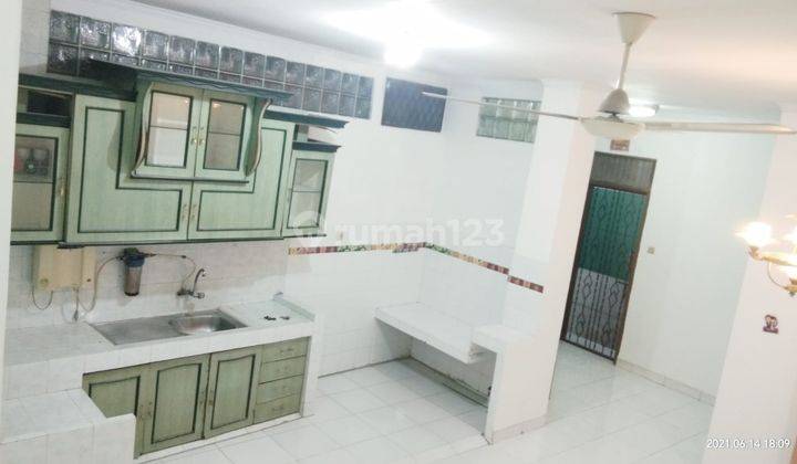 Dijual Rumah Nyaman 3 Lantai Full Posisi Hook Rapi Siap Huni Rumah Semi Furnished SHM - Sertifikat Hak Milik Bagus di jelambar ilir, Jelambar 1