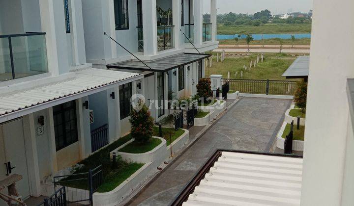 Rumah 3 lantai Lavon Ps Kemis Tangerang unik banget  bentuknya  1