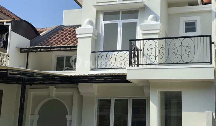 Rumah Cantik Terenovasi SHM Legenda Wisata, Bogor 1