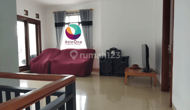 ruang keluarga rumah 3 lantai bagus hook