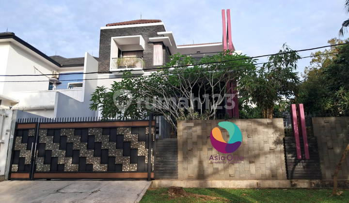 Rumah 3 Lantai Semi Furnished di Bukit Golf Cibubur, Jakarta Timur 1