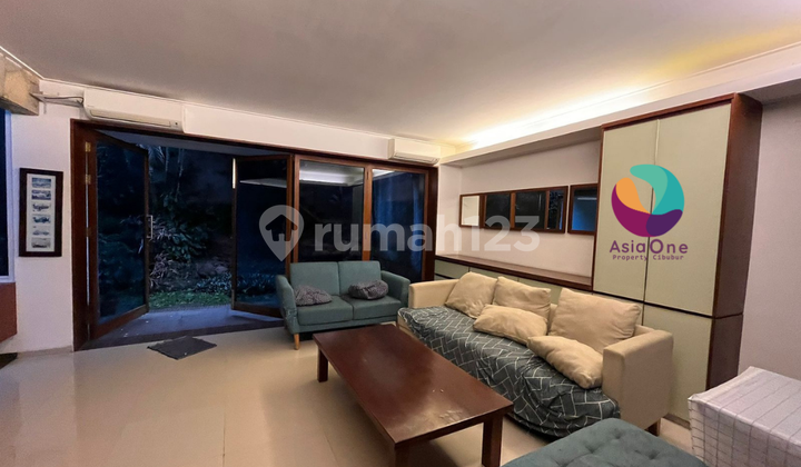 Rumah Modern Ada Kolam Renang di Bukit Golf, Jakarta Timur 2