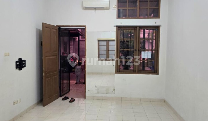 Neat and Ready-to-Live House in Kota Wisata, Bogor 2