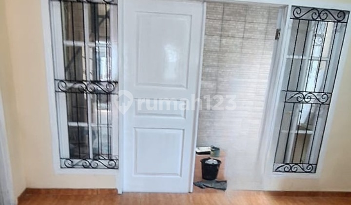 Rumah Cantik Posisi Hook Raffles Hills, Jakarta Timur