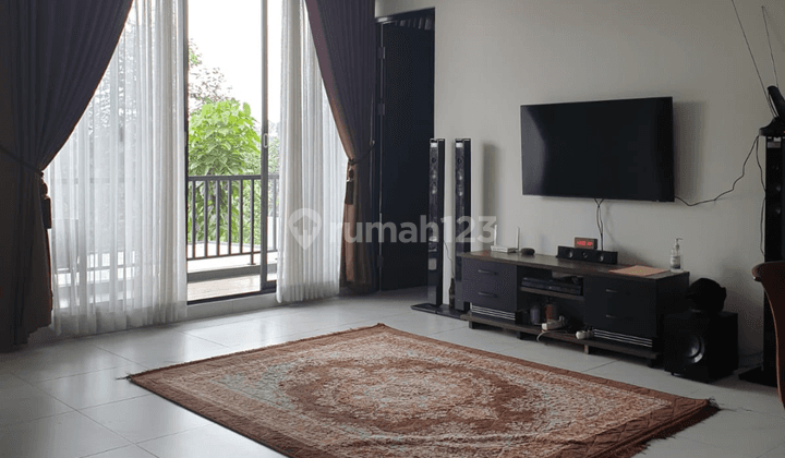 Rumah Modern 3 Lantai SHM Kota Wisata, Jakarta Timur 2