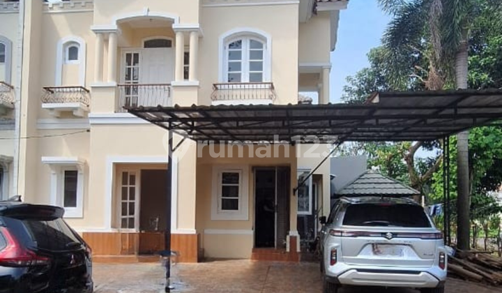 Rumah Cantik Posisi Hook Raffles Hills, Jakarta Timur