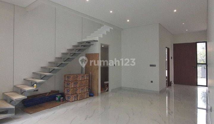 ruang keluarga  rmh baru 2 lantai komp