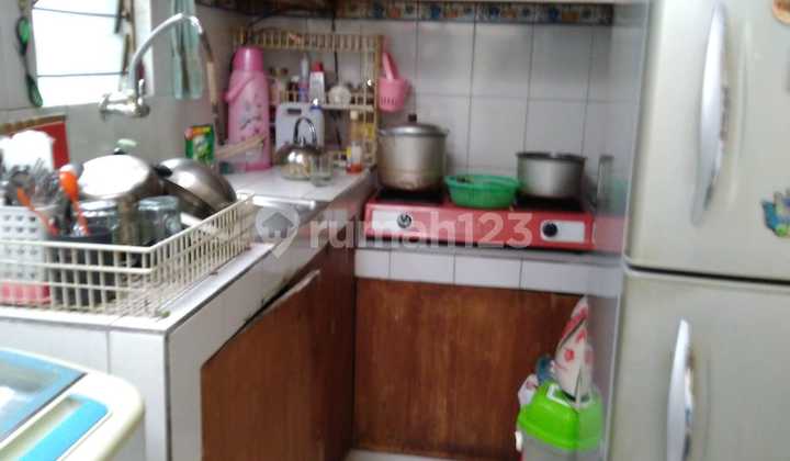 For quick sale, a house in a strategic location at Margahayu Raya Complex. 2