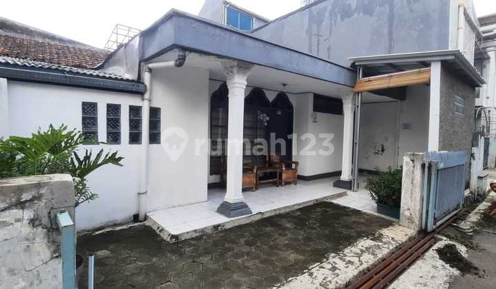 Sell fast ex-office house on Jl. Sekelimus continuation of Buahbatu, Bandung.