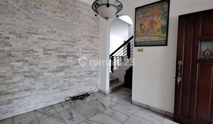 ruang tamu dijual cepat rumah 2 lantai