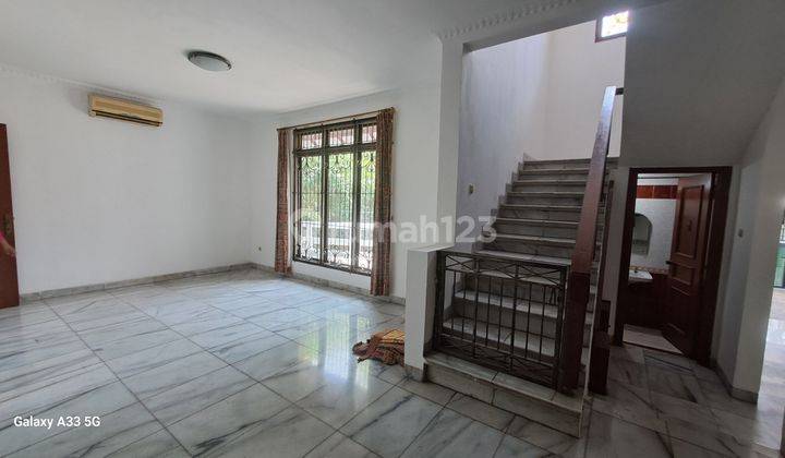 ruang keluarga dijual cepat rumah 2 lantai