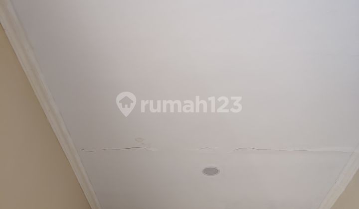 Lucky Flood-Free House Semi-Furnished Location at Duta Bandara Lucky Flood-Free House Semi-Furnished Location at Duta Bandara