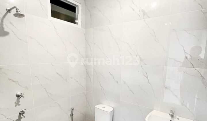 Bangunan Komersil Lokasi Sangat Strategis Cocok untuk Perkantoran di Radin Inten 2, Duren Sawit, Jakarta Timur