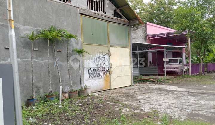 Land by the road with bonus WAREHOUSE. Bangunjiwo, Kasihan, Bantul Land by the road with bonus WAREHOUSE. Bangunjiwo, Kasihan, Bantul