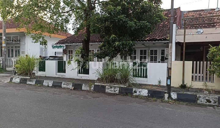Jual TANAH dekat MALIOBORO Jogja. Pinggir jalan rame. Bonus rumah kuno. Jual TANAH dekat MALIOBORO Jogja. Pinggir jalan rame. Bonus rumah kuno.