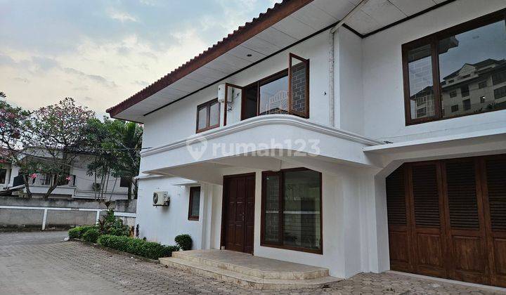 Rumah disewakan 2lantai di daerah Kemang parkir luas