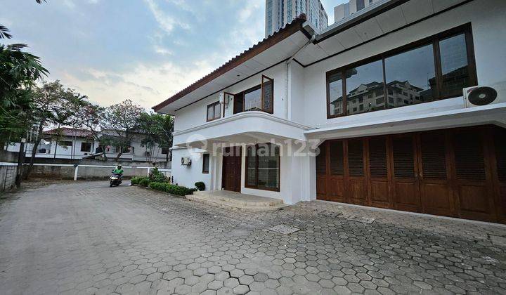 Rumah disewakan 2lantai di daerah Kemang parkir luas 2