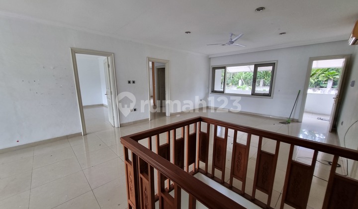 Rumah Halaman Luas Disewakan.cocok Untuk Usaha Atau Perkantoran 2