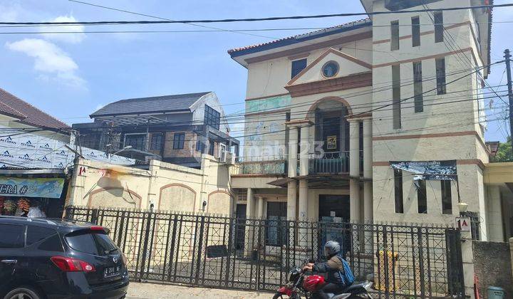 Ruma Disewakan 3lantai Depan Jalan Raya 1