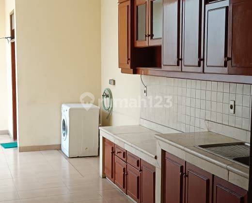 Rumah Disewakan Halaman Luas.cocok Utk Usaha Yg Butuh Parkir Banyak 2