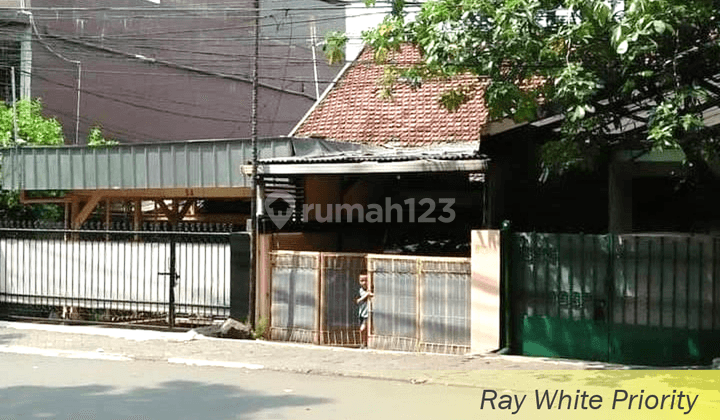 Rumah Hitung Tanah di Pinggir Jalan Raya, Kebayoran Baru, Jaksel 1