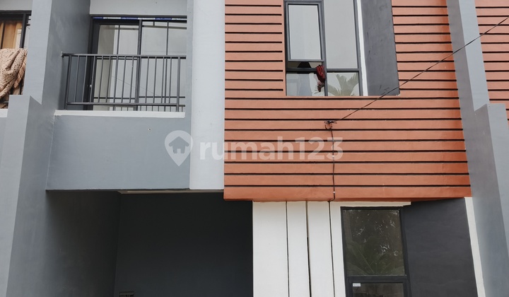 Rumah Baru Townhouse 2 Lantai Siap Huni Area Celentang Dekat Sako