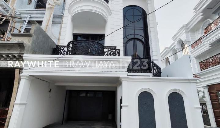Luxury Brand New American Classic Townhouse in Jagakarsa Luxury Brand New American Classic Townhouse in Jagakarsa