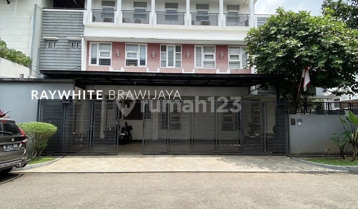 Rumah Siap Huni Bangunan 3 Lantai Area Pondok Indah