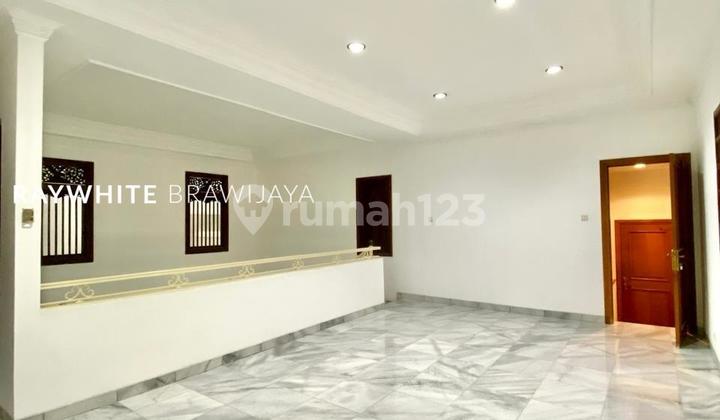 Ready-to-Occupy House, Suitable for Business, Strategic Location in Kebayoran Baru Area 2