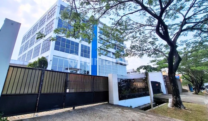 For Rent: Majestic Building, Suitable for Schools & Offices