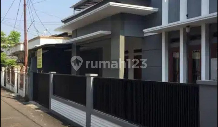 Disewakan Rumah Siap Huni di Komplek Pertamina Pejaten Barat - 4+1 KT, Garasi 2 Mobil, 125 Jt/Tahun Disewakan Rumah Siap Huni di Komplek Pertamina Pejaten Barat - 4+1 KT, Garasi 2 Mobil, 125 Jt/Tahun