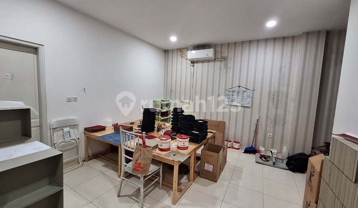 Ruang usaha lokasi strategis,cocok dalam segala jenis usaha. 2