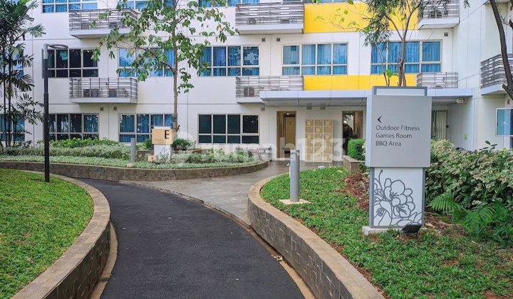 Disewakan Cepat! Studio Full Furnished The Springlake Summarecon Bekasi - View Kolam Renang, Lantai 5