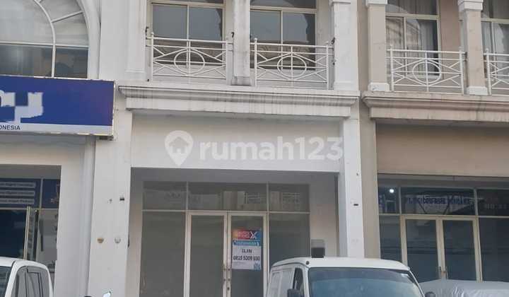 Roadside Shop-House, Strategic Location, Suitable for All Types of Businesses and Offices. Roadside Shop-House, Strategic Location, Suitable for All Types of Businesses and Offices.