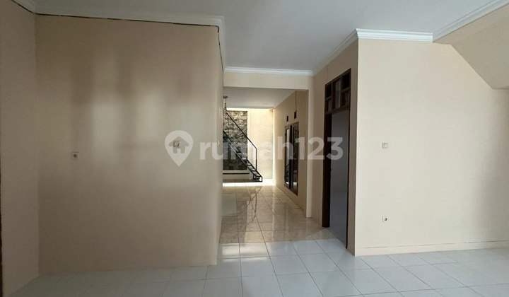 Disewakan Rumah 2 Lantai Semi Furnoshed Di Grand Galaxy (rin) 2