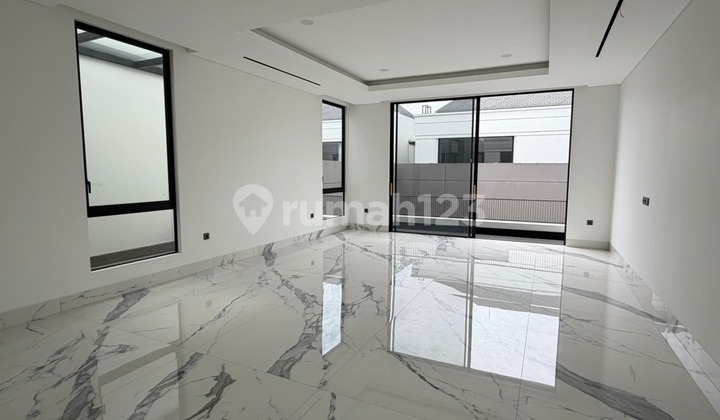 Alam Sutera Luxury House 4 Bedrooms Grass Luxurious Beautiful Full AC Facing North Strategic Location Comfortable Environment 2