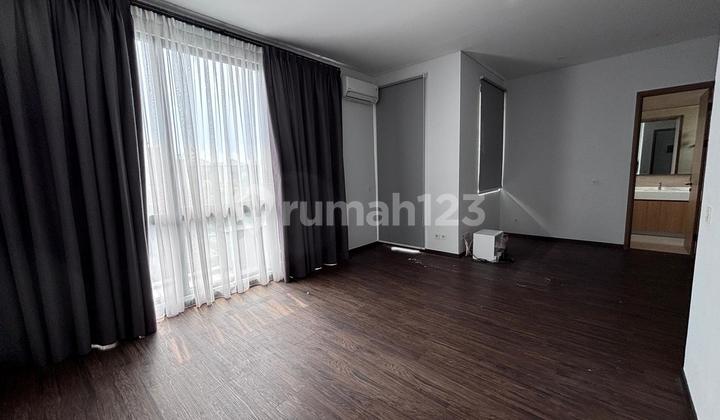 [No CoBroke] Zora Kazumi BSD Hook House New Semi Furnished 4 Luxurious, Beautiful, Neat Bedrooms Ready to Occupancy Strategic Location Comfortable Environment Corner.